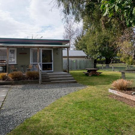 Accommodation Fiordland The Bach - One Bedroom Cottage At 226B Milford Road เทอาเนา ภายนอก รูปภาพ