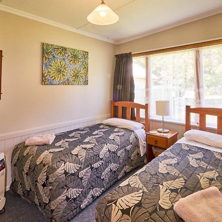 Accommodation Fiordland The Bach - One Bedroom Cottage At 226B Milford Road เทอาเนา ภายนอก รูปภาพ