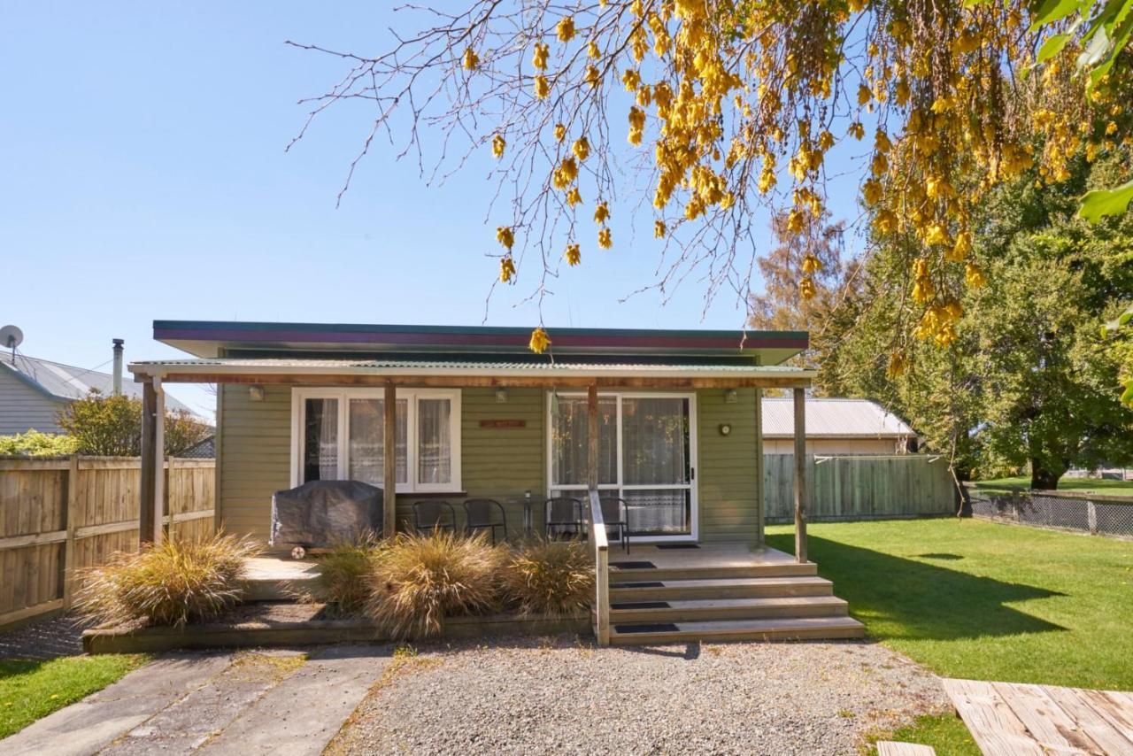 Accommodation Fiordland The Bach - One Bedroom Cottage At 226B Milford Road เทอาเนา ภายนอก รูปภาพ
