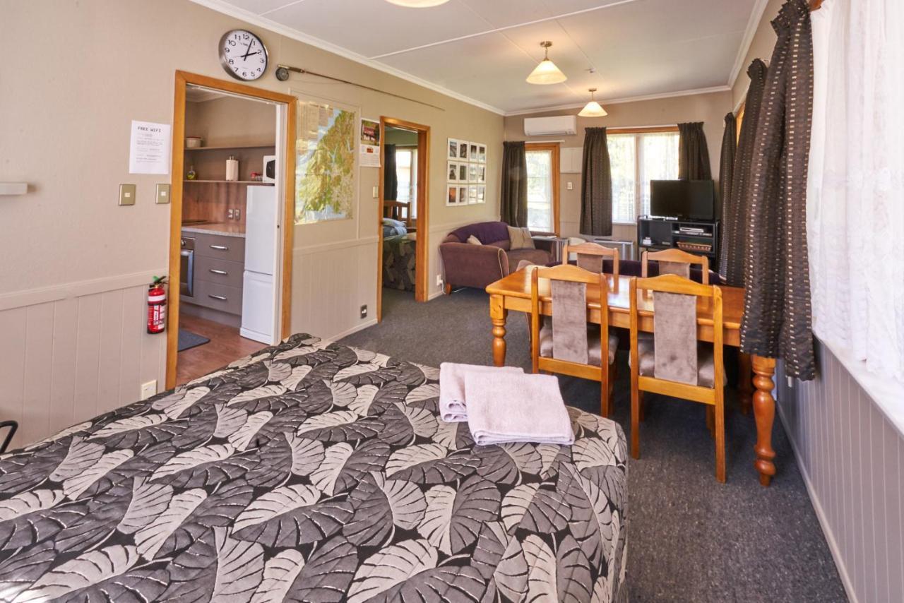 Accommodation Fiordland The Bach - One Bedroom Cottage At 226B Milford Road เทอาเนา ภายนอก รูปภาพ