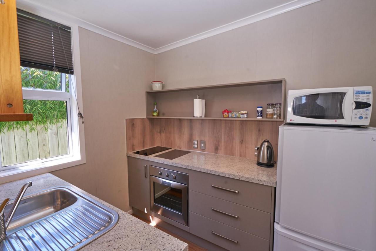 Accommodation Fiordland The Bach - One Bedroom Cottage At 226B Milford Road เทอาเนา ภายนอก รูปภาพ