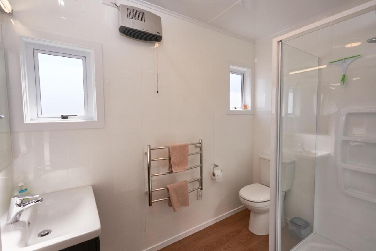 Accommodation Fiordland The Bach - One Bedroom Cottage At 226B Milford Road เทอาเนา ภายนอก รูปภาพ