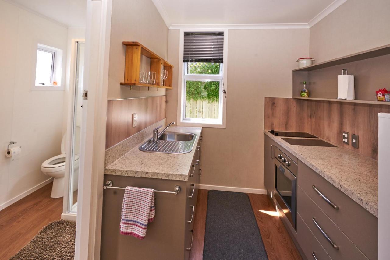 Accommodation Fiordland The Bach - One Bedroom Cottage At 226B Milford Road เทอาเนา ภายนอก รูปภาพ