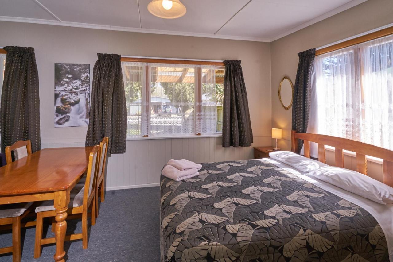 Accommodation Fiordland The Bach - One Bedroom Cottage At 226B Milford Road เทอาเนา ภายนอก รูปภาพ