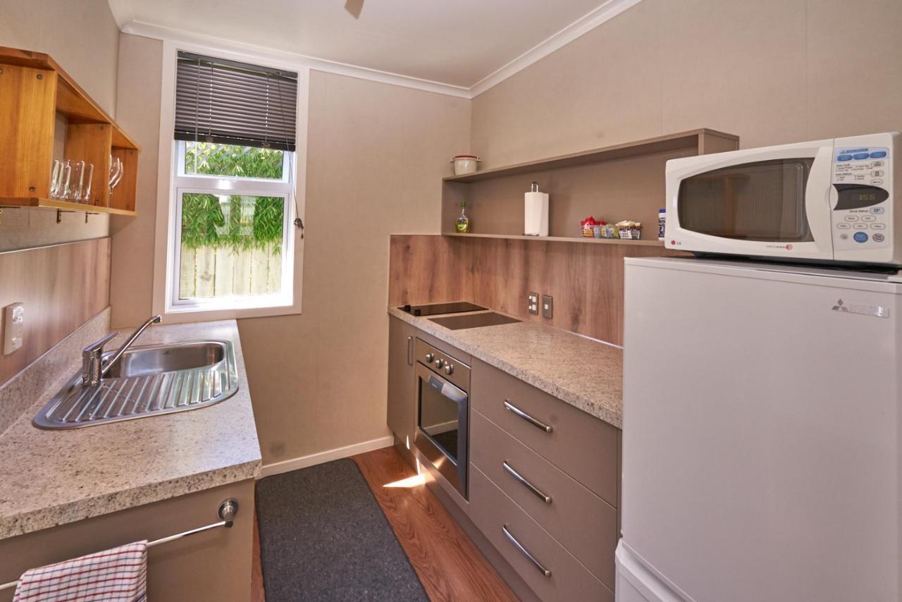 Accommodation Fiordland The Bach - One Bedroom Cottage At 226B Milford Road เทอาเนา ภายนอก รูปภาพ